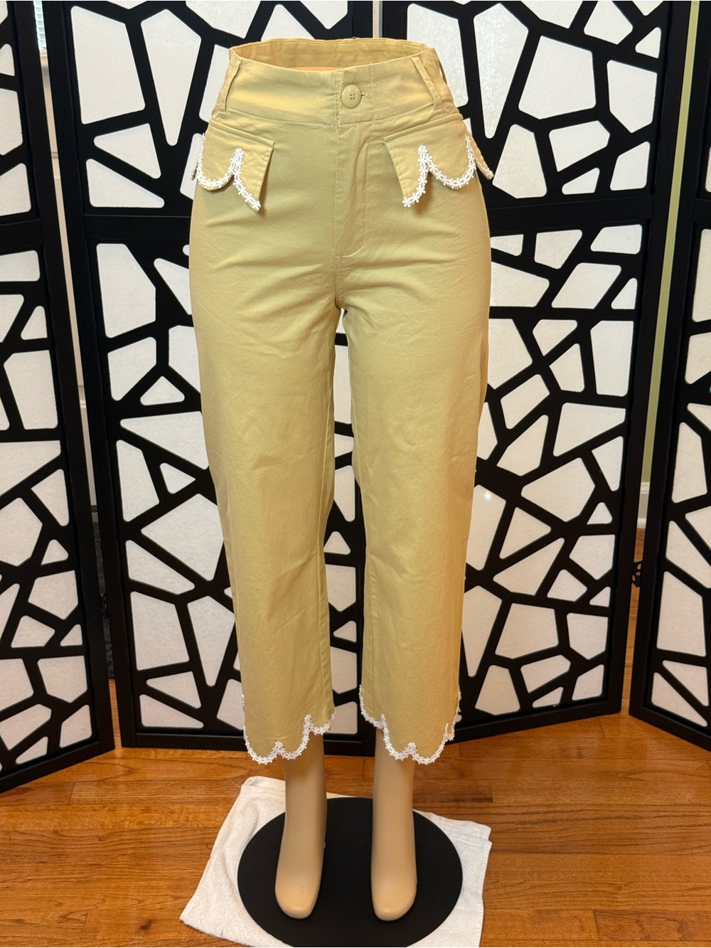 ee:some Perla Floral Straight Leg crop Butter yellow-white scalloped lace NWT - Picture 4 of 9